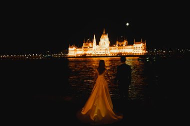 Gelin ve damat el ele tutuşuyor.