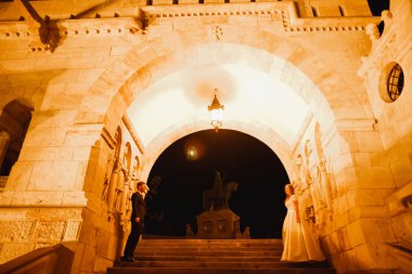 Göz kamaştırıcı mutlu çift birbirine yakın duruyor ve gözlerinin içine bakıyor.