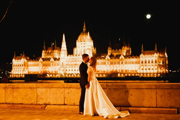 Casal de casamento beijando ficar sobre bela paisagem — Fotografia de Stock