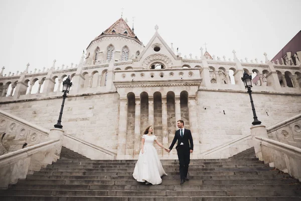 Casamento casal de mãos dadas, noivo e noiva juntos no dia do casamento — Fotografia de Stock