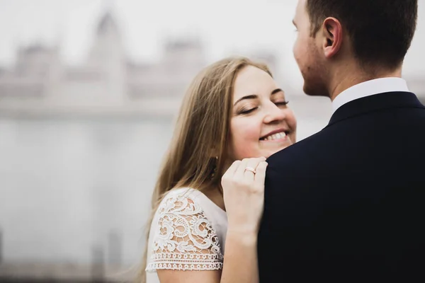 Primer plano de una bonita pareja de novios jóvenes — Foto de Stock