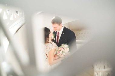 Güzel, mutlu bir düğün çifti, güzel şehirde uzun beyaz elbiseli bir gelin.