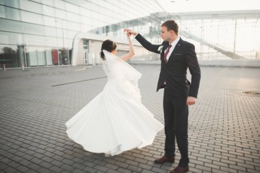 Gelin ve damat el ele tutuşuyor.