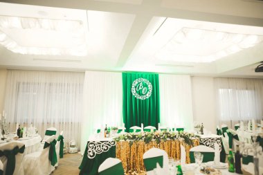 Düğün töreni için hazırlanmış bir restoranın içinde.