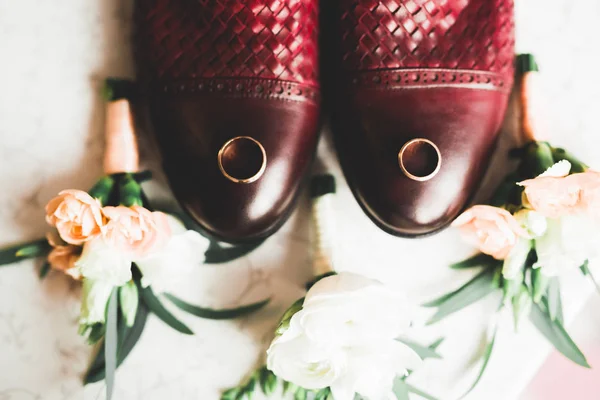 Dos anillos de boda de oro concepto de fondo aislado — Foto de Stock