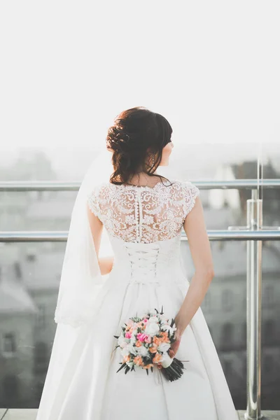 Bela noiva moda em vestido de noiva posando — Fotografia de Stock