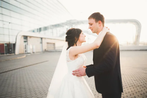 Casamento de luxo casal, noiva e noivo posando na cidade velha — Fotografia de Stock