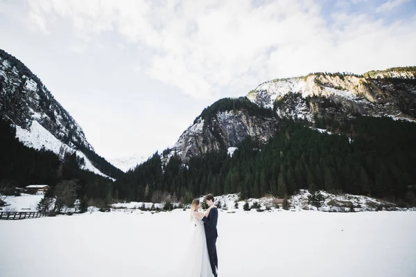 Romantischer Hochzeitsmoment, Brautpaar lächelt Porträt, Braut und Bräutigam umarmen sich — Stockfoto