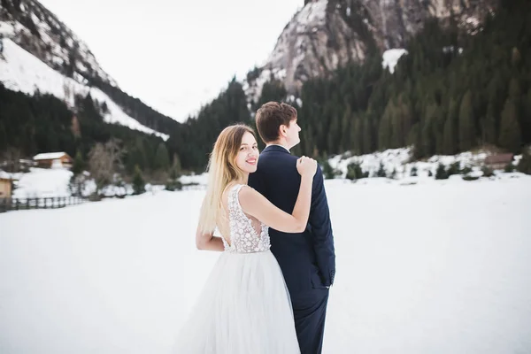 Couple de mariage sur la nature se serre dans ses bras. Belle fille modèle en robe blanche. Homme en costume — Photo