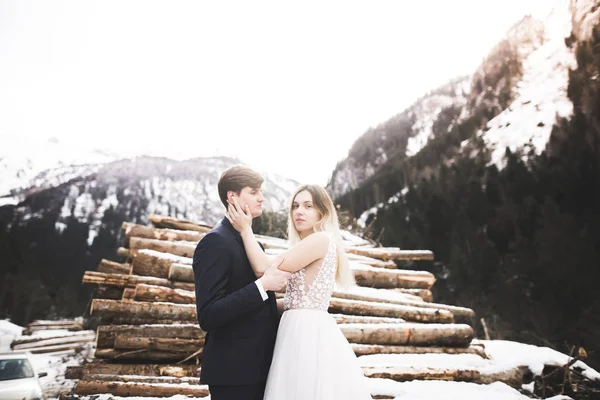 Casamento casal na natureza está abraçando uns aos outros. Menina modelo bonita em vestido branco. Homem de fato — Fotografia de Stock