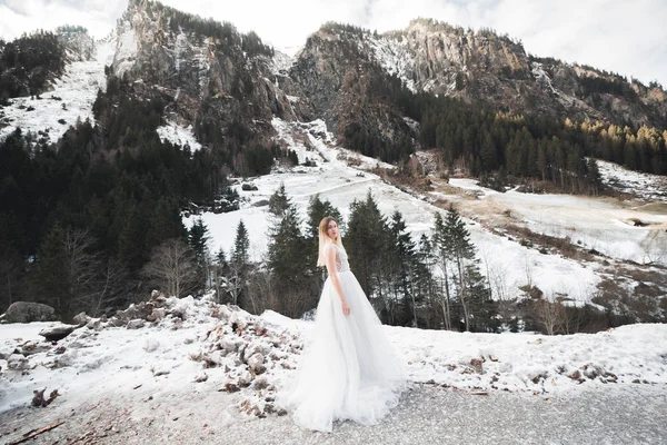 Hermosa novia de moda en vestido de novia posando —  Fotos de Stock