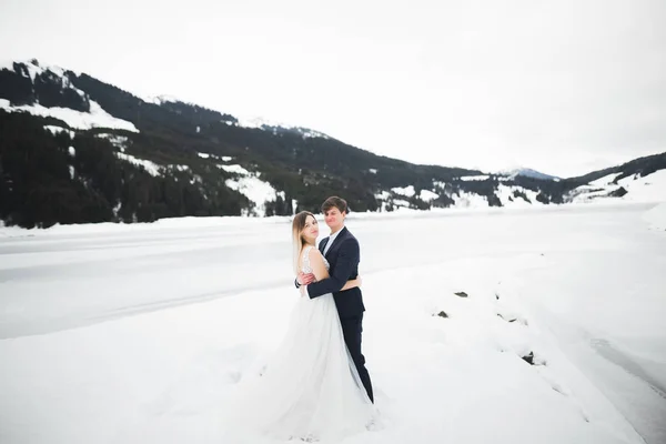 Amantes marido y mujer en el fondo de las montañas. Amar a la pareja emocionalmente pasa tiempo —  Fotos de Stock