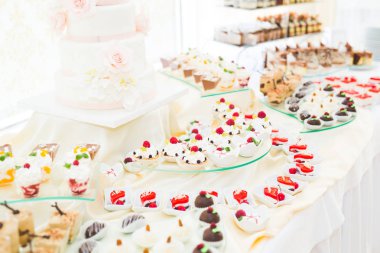 Enfes ve lezzetli bir tatlı masası ve resepsiyonda kapkek fotoğrafları.