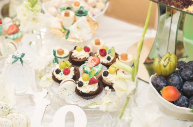 Enfes ve lezzetli bir tatlı masası ve resepsiyonda kapkek fotoğrafları.