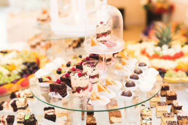 Enfes ve lezzetli bir tatlı masası ve resepsiyonda kapkek fotoğrafları.