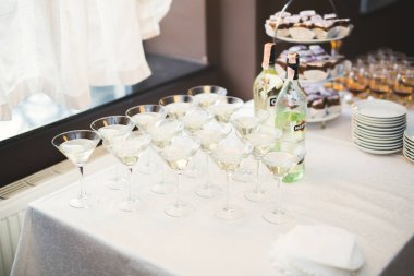 Düğün şekeri büfesinde lezzetli tatlılar, tatlılar, kekler.