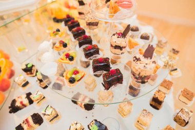 Bir büfe üzerinde pişmiş tatlı çeşitleri