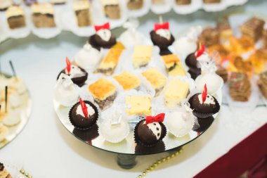 Enfes ve lezzetli bir tatlı masası ve resepsiyonda kapkek fotoğrafları.