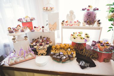 Düğün şekeri büfesinde lezzetli tatlılar, tatlılar, kekler.