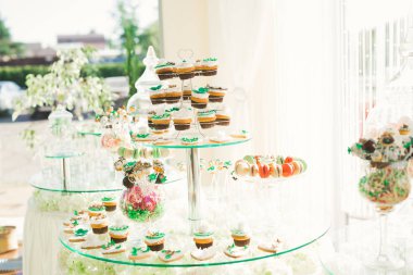 Bir büfe üzerinde pişmiş tatlı çeşitleri