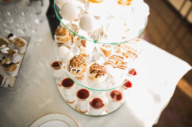 Enfes ve lezzetli bir tatlı masası ve resepsiyonda kapkek fotoğrafları.