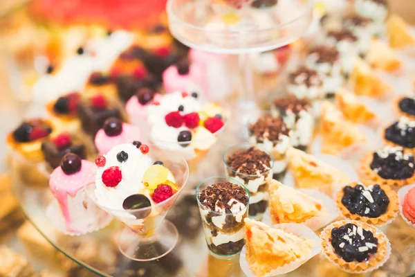 Diferentes tipos de dulces horneados en un buffet — Foto de Stock