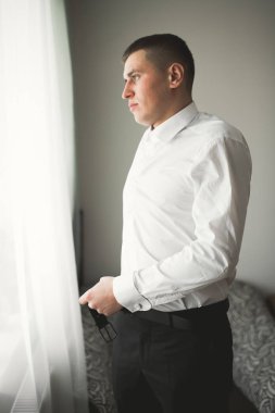 Genç ve yakışıklı bir adam iş toplantısından sonra bir otelde dinleniyor.