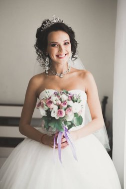 Tüylü, lüks makyaj, saç stili, stüdyo içi fotoğraf çekimi olan güzel bir gelin.