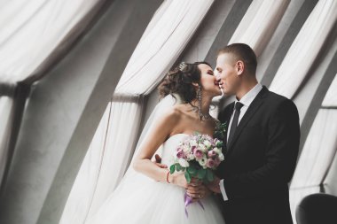 Lüks evli çift, gelin ve damat eski şehirde poz veriyor.