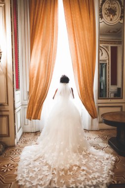 Zarif beyaz elbiseler içinde güzel bir gelin