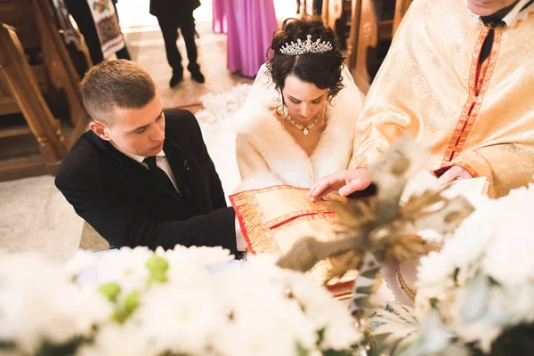 Wedding couple bide and groom get married in a church — Stock Photo, Image