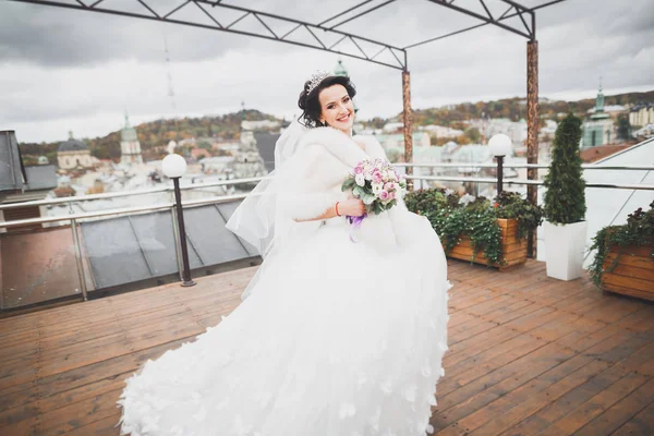 Linda noiva girando com vestido perfeito no parque — Fotografia de Stock