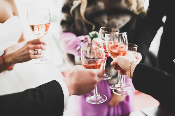 Bruid en een bruidegom met de glazen van champagne — Stockfoto