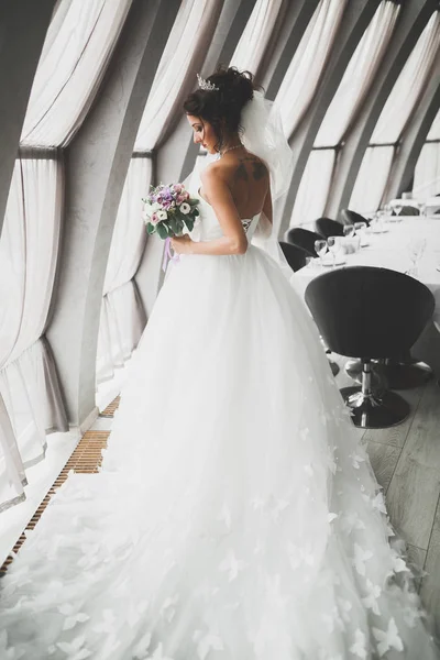 Bela noiva de luxo em vestido branco elegante — Fotografia de Stock