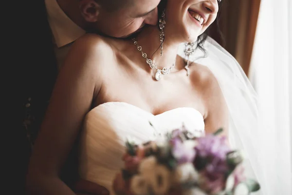 Perfect couple bride, groom posing and kissing in their wedding day — Stock Photo, Image