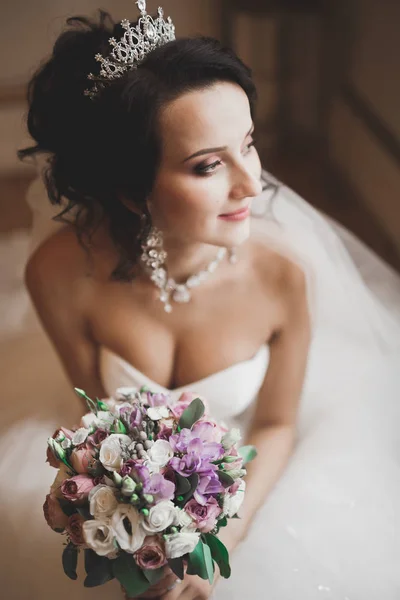 Hermosa novia de lujo en vestido blanco elegante — Foto de Stock