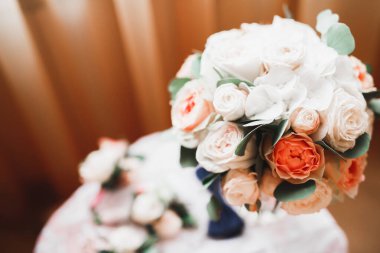 Farklı çiçeklerle güzel bir düğün buketi, güller