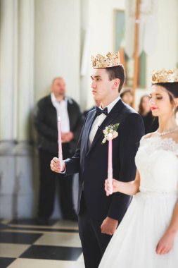 Gelin ve damat kilisede mum tutuyorlar.