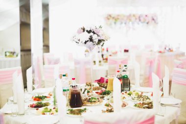 Çeşitli lezzetli tatlılar, yemek fikirleri ve kutlamalarla dolu bir büfe.