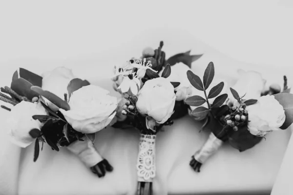 Piękny bukiet ślubny z różnymi kwiatami, różami — Zdjęcie stockowe