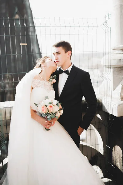 Perfect wedding couple holding luxury bouquet of flowers — Stock Photo, Image