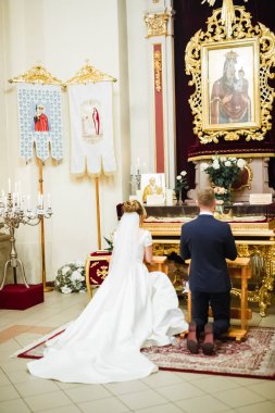 Düğün çifti kilisede evleniyor.