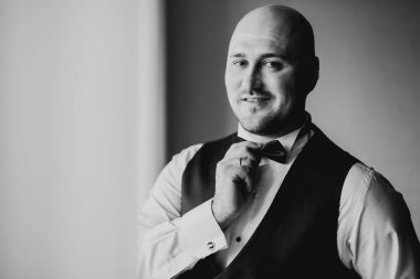 Güzel adam, damat poz veriyor ve düğüne hazırlanıyor.