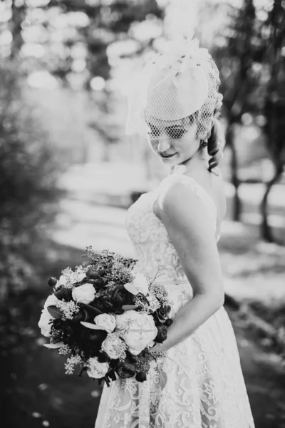 Retrato de novia impresionante con el pelo largo posando con gran ramo — Foto de Stock