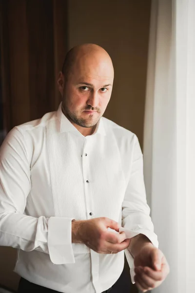 Young handsome man relaxing at his apartment in a hotel after business meeting — Stock Photo, Image