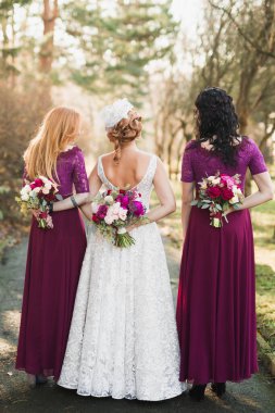 Gelin ve nedimeler düğün günü farklı çiçeklerden harika bir lüks düğün buketi tutuyor.