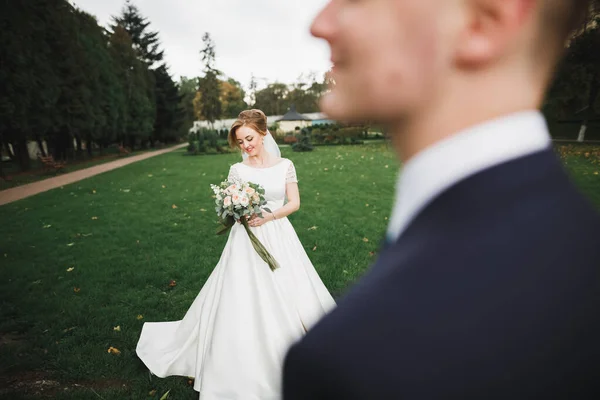 Close-up van een mooi jong huwelijk paar — Stockfoto