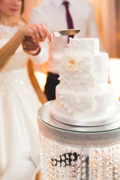 Luxus díszített esküvői torta az asztalon — Stock Fotó