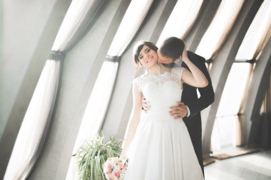 Lüks evli çift, gelin ve damat eski şehirde poz veriyor.