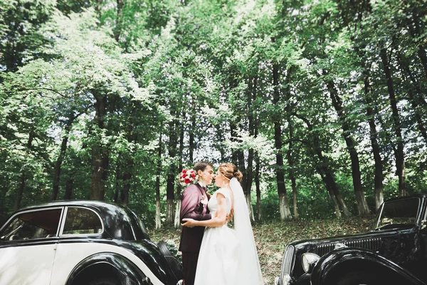 Невеста, жених, позирующая и целующаяся в день свадьбы — стоковое фото